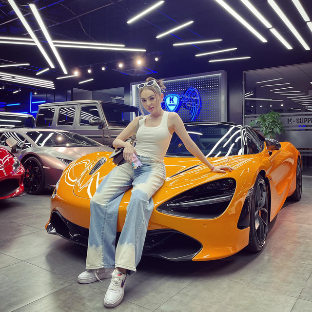 Bà trùm gia công mỹ nghệ khoe nhận McLaren 720S sau vài ngày chốt đơn, ngoại thất chiếc xe là điều gây chú ý hơn cả - Ảnh 4. Bà trùm gia công mỹ nghệ khoe nhận McLaren 720S sau vài ngày chốt đơn, ngoại thất chiếc xe là điều gây chú ý hơn cả - Ảnh 4.