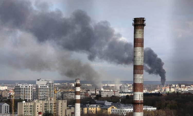 Cột khói đen bốc lên ở thành phố Lviv, miền tây Ukraine, sau cuộc không kích hôm nay của không quân Nga. Ảnh: Reuters.