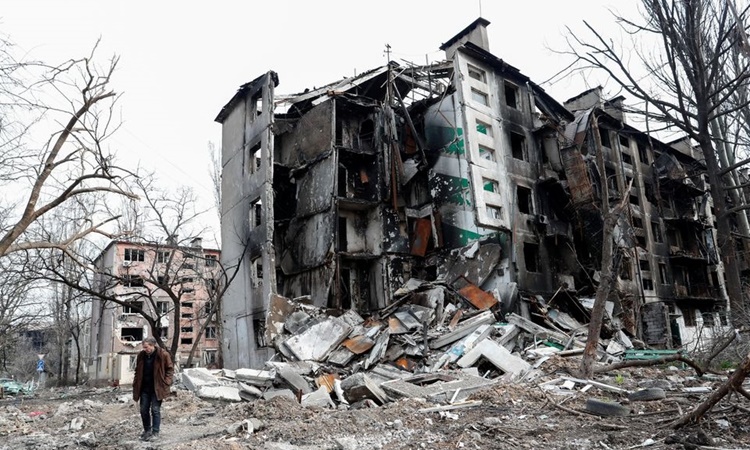 Một tòa nhà dân cư bị phá hủy ở thành phố Mariupol, Ukraine, hôm 17/4. Ảnh: Reuters.