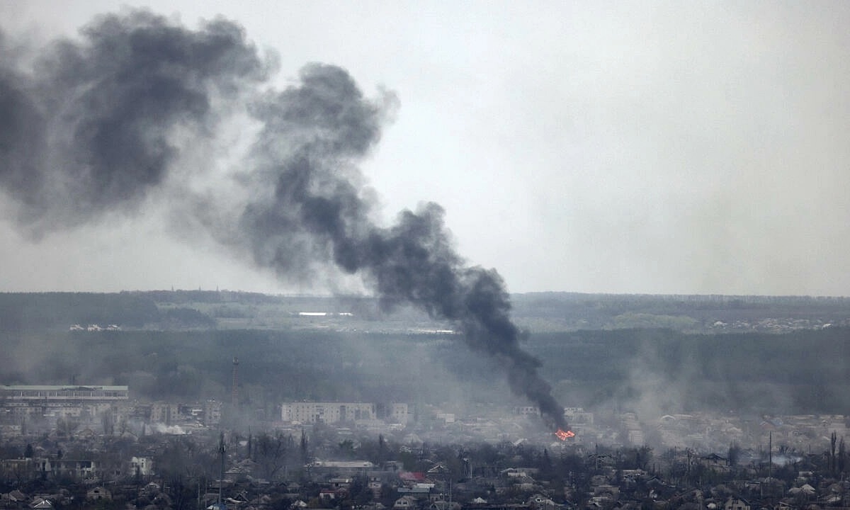 Khói đen bốc lên từ thành phố Rubizhne thuộc vùng Lugansk hôm 18/4. Ảnh: AFP.