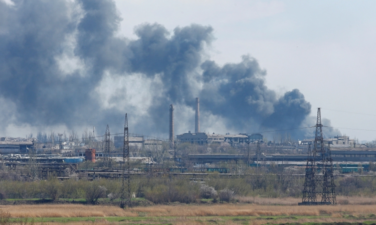 Khói bốc lên tại nhà máy luyện kim Azovstal ở thành phố cảng phía nam Mariupol, Ukraine, hôm 20/4. Ảnh: Reuters.