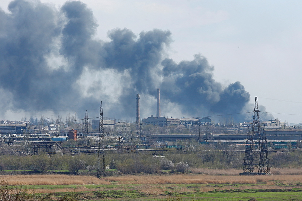 Khói bốc lên từ nhà máy thép Azovstal ở thành phố Mariupol, miền nam Ukraine hôm 20/4. Ảnh: Reuters.