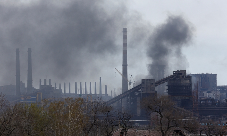 Khói đen bốc lên từ khu vực nhà máy Azovstal ở Mariupol, Ukraine, hôm 21/4. Ảnh: Reuters.