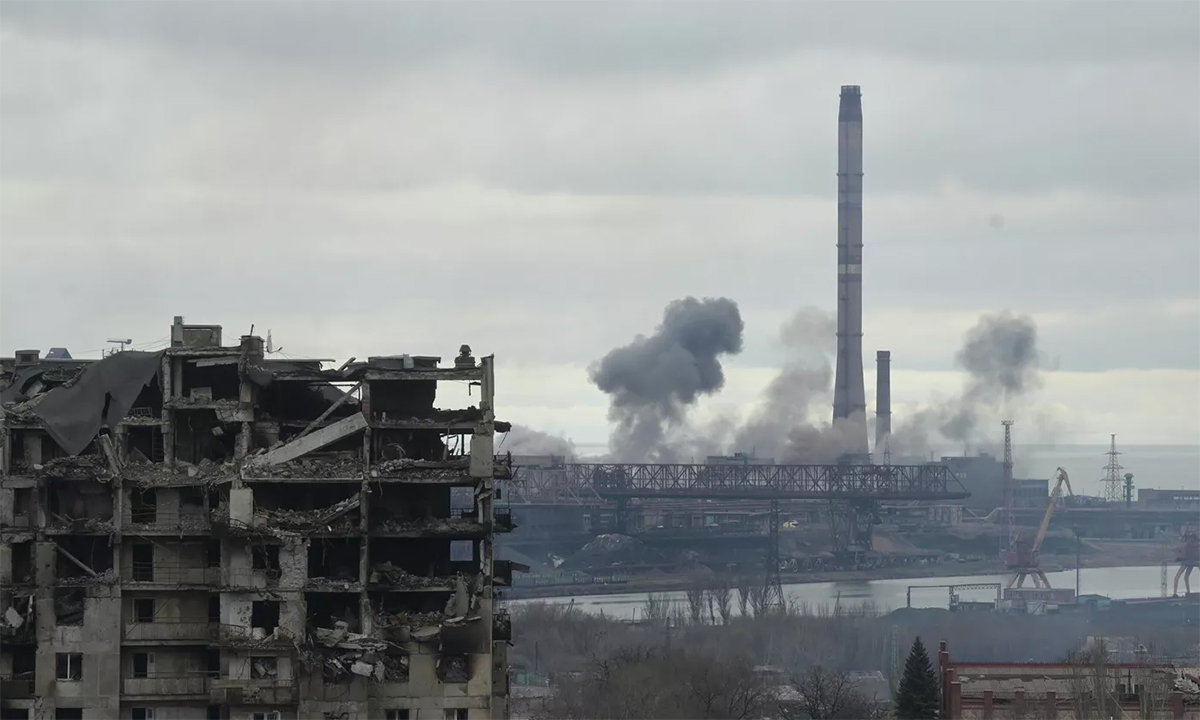 Khói bốc lên từ nhà máy gang thép Azovstal ở phía nam thành phố Mariupol, Ukraine ngày 14/4. Ảnh: RIA Novosti.