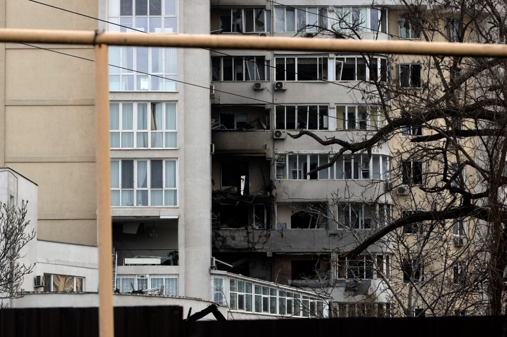 Một tòa nhà tại Odessa, phía nam Ukraine, trúng tên lửa vào ngày 23/4. Ảnh: AFP.