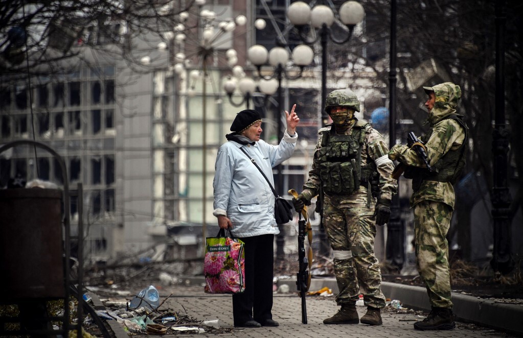 Lính Nga tuần tra tại trung tâm thành phố Mariupol, trong khu vực lực lượng Ukraine đã mất quyền kiểm soát, vào ngày 12/4. Ảnh: AFP.