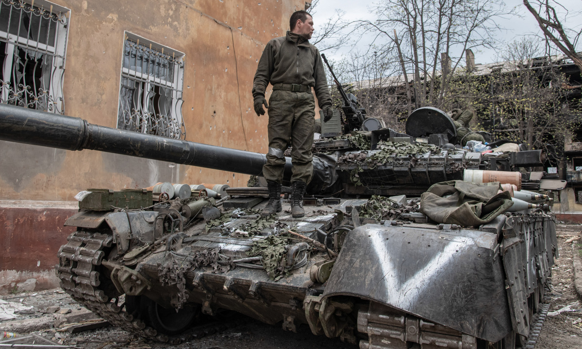 Tay súng ly khai Ukraine trên xe tăng gần nhà máy Azovstal ở Mariupol hôm 22/4. Ảnh: Reuters.