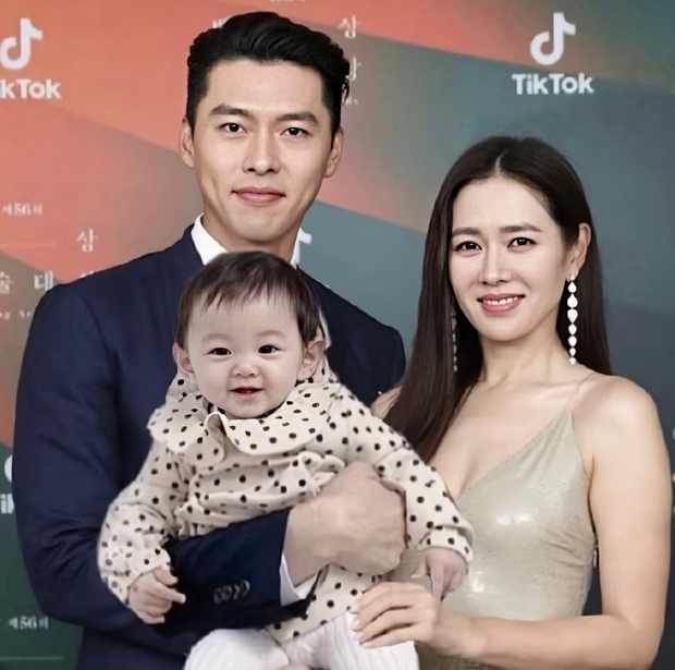 Hyun Bin và Son Ye Jin thế nào khi lên chức bố mẹ? Nhìn 2 bức ảnh cặp đôi bế em bé đang hot hòn họt này là rõ! - Ảnh 7.