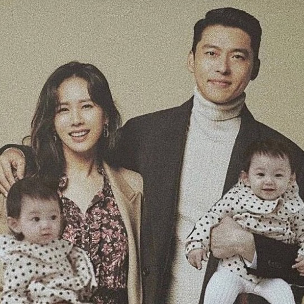 Hyun Bin và Son Ye Jin thế nào khi lên chức bố mẹ? Nhìn 2 bức ảnh cặp đôi bế em bé đang hot hòn họt này là rõ! - Ảnh 8.