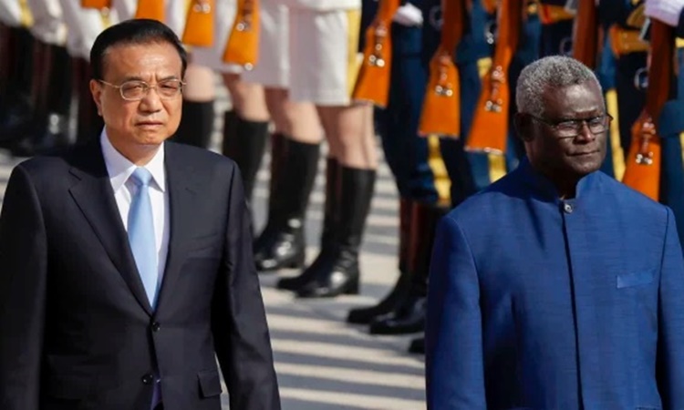 Thủ tướng Trung Quốc Lý Khắc Cường (trái) trong lễ đón Thủ tướng Quần đảo Solomon Manasseh Sogavare ở Bắc Kinh hồi năm 2019. Ảnh: AP.