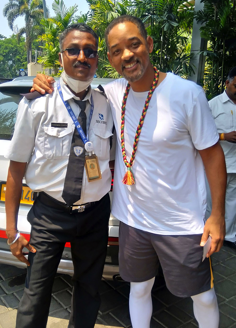 Will Smith (phải) tại Mumbai hôm 23/4. Ảnh: Mega