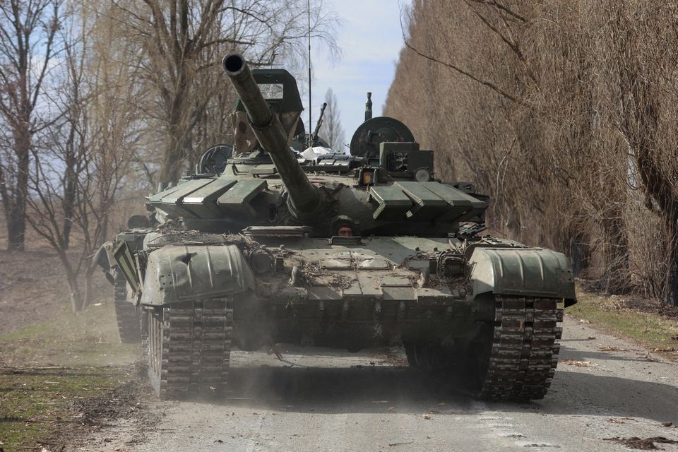 Binh sĩ Ukraine lái xe tăng T-72 tại làng Lukianivka, vùng Kiev, Ukraine hôm 27/3. Ảnh: Reuters.