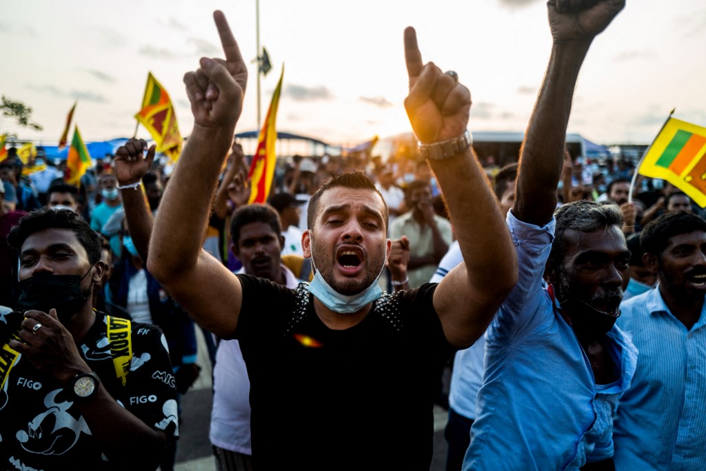 Người biểu tình gần văn phòng Tổng thống Sri Lanka ở Colombo hôm 20/4. Ảnh: AFP