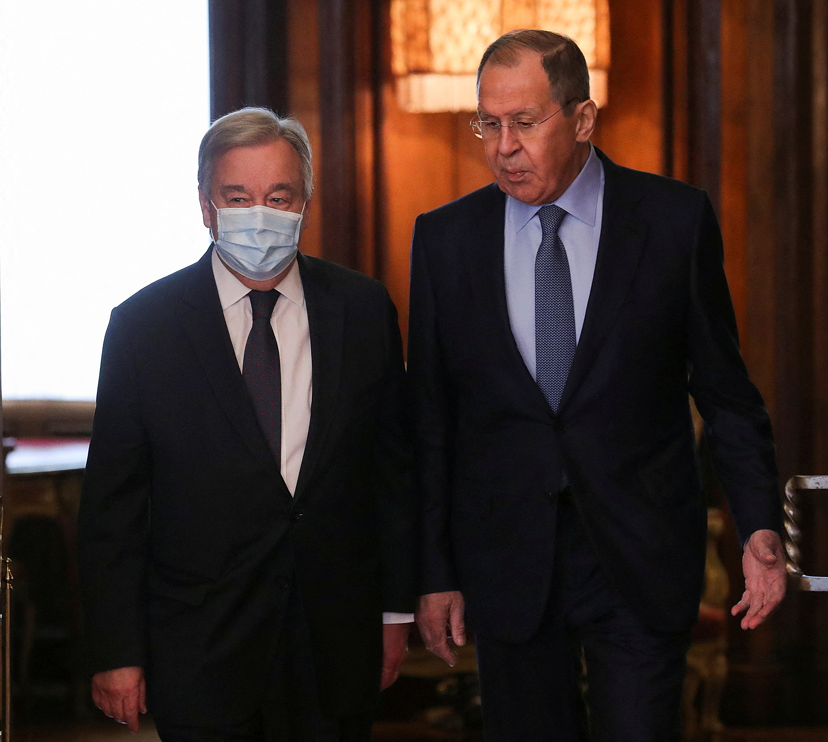 Tổng thư ký LHQ Antonio Guterres (trái) và Ngoại trưởng Nga Sergei Lavrov trong cuộc gặp ngày 26/4. Ảnh: Reuters.