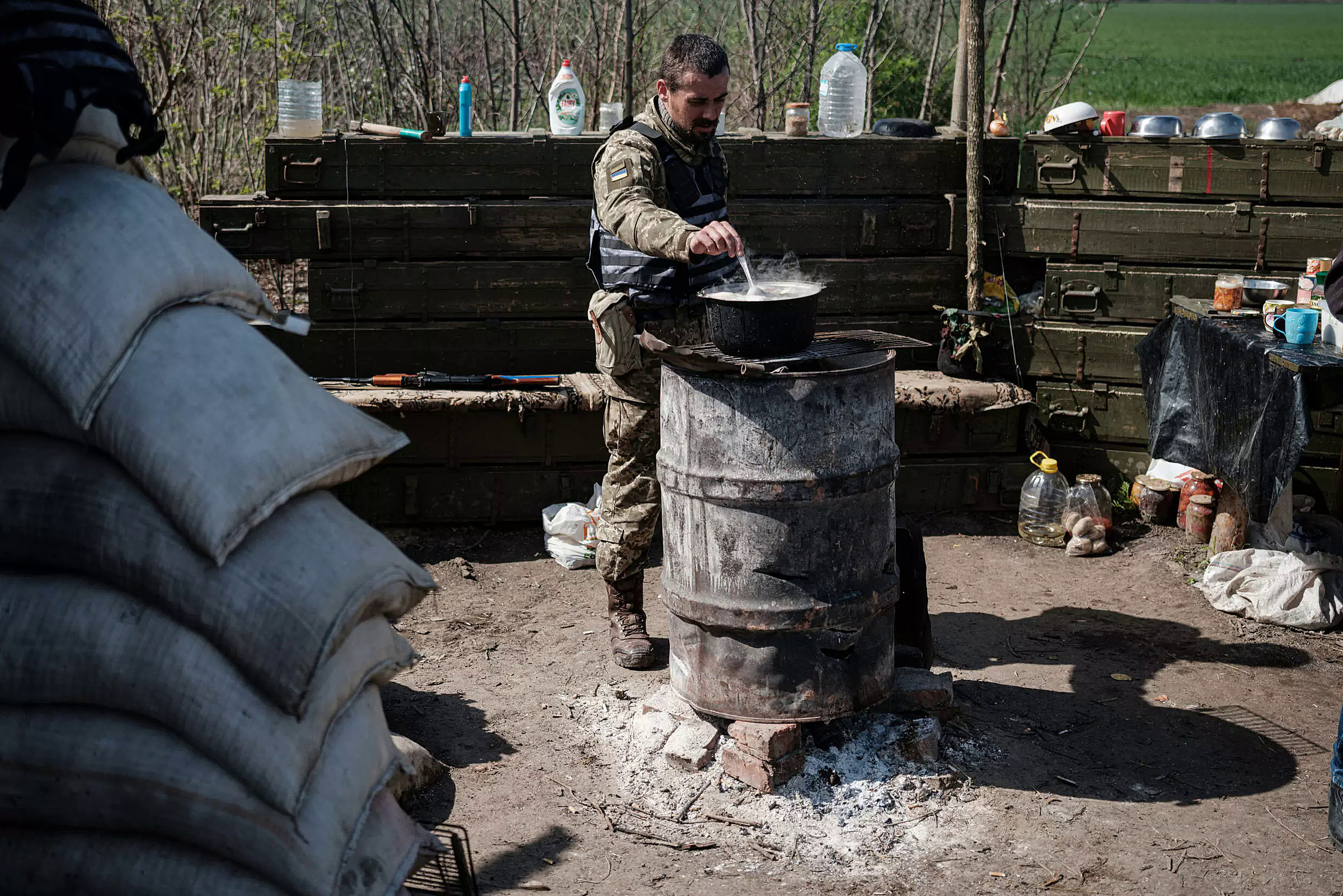 Bếp lộ thiên dựng tạm của quân nhân Ukraine tại chiến tuyến Barinkove, miền đông Ukraine. Ảnh: AFP.