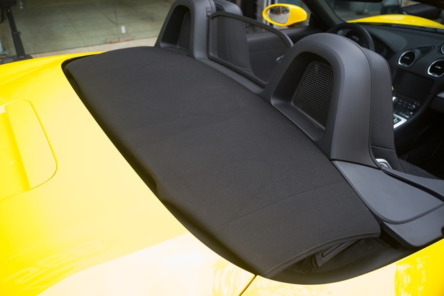 1 năm tuổi, Porsche 718 Boxster “lướt nhẹ” 7.000km được rao bán với giá hơn 5 tỷ - Ảnh 4. 1 năm tuổi, Porsche 718 Boxster “lướt nhẹ” 7.000km được rao bán với giá hơn 5 tỷ - Ảnh 4.