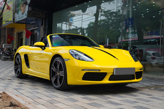 1 năm tuổi, Porsche 718 Boxster “lướt nhẹ” 7.000km được rao bán với giá hơn 5 tỷ - Ảnh 10. 1 năm tuổi, Porsche 718 Boxster “lướt nhẹ” 7.000km được rao bán với giá hơn 5 tỷ - Ảnh 10.