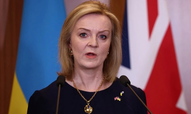Ngoại trưởng Anh Liz Truss phát biểu trong cuộc họp báo chung với Ngoại trưởng Ukraine Dmytro Kuleba tại Đại sứ quán Anh ở Warsaw, Ba Lan, hôm 4/4. Ảnh: Reuters.