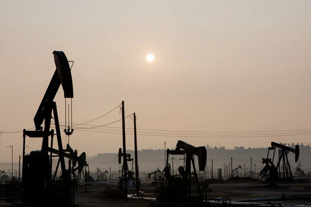 Hình ảnh khai thác dầu tại thành phố Bakersfield, hạt Kern, bang California. Ảnh: New York Times.