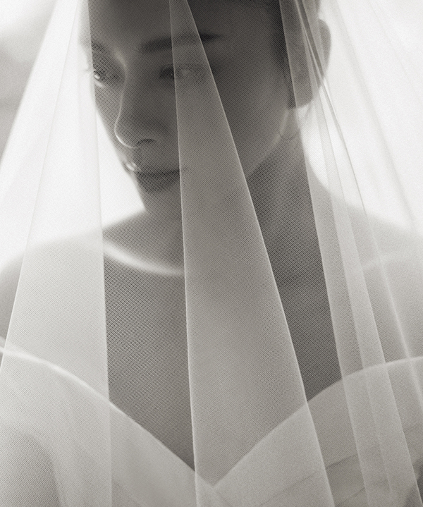 Ngoài bộ váy chụp ảnh cưới, Trần Hùng còn thiết kế cho nữ diễn viên trang phục thực hiện hôn lễ trên bãi biển tại Đà Nẵng.