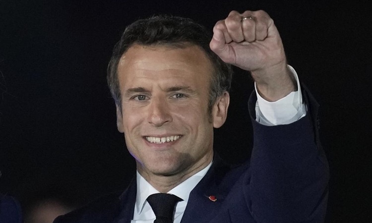 Tổng thống Pháp Emmanuel Macron ăn mừng với những người ủng hộ tại thủ đô Paris hôm 24/4 sau khi giành chiến thắng cuộc bầu cử. Ảnh: AP.