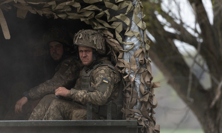 Binh sĩ Ukriane trên xe quân sự gần Izyum, Kharkov, hôm 23/4. Ảnh: Reuters.