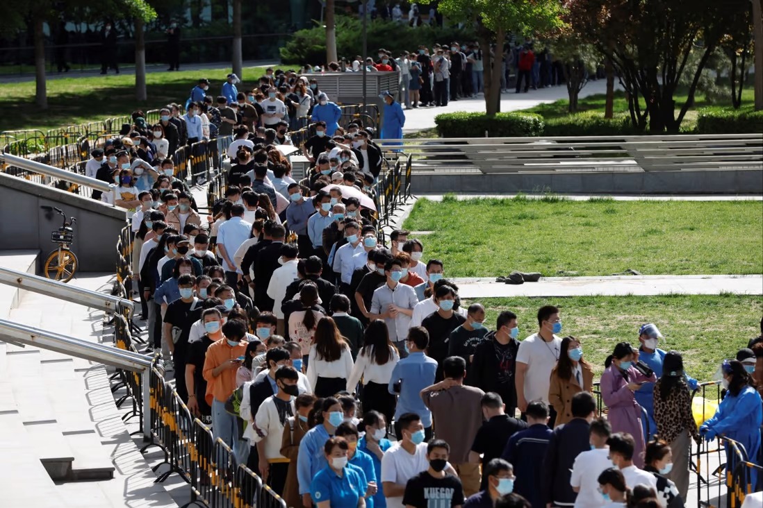 Người dân xếp hàng xét nghiệm Covid-19 tại quận Hải Điến, Bắc Kinh, hôm 26/4. Ảnh: Reuters
