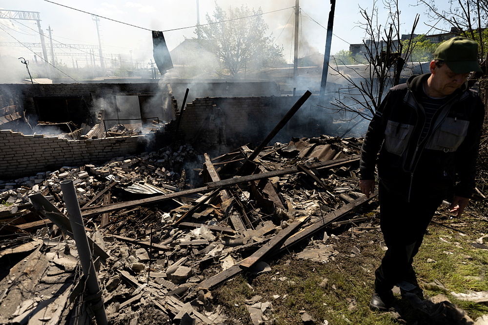Một người đàn ông đứng tại nhà ga bị phá hủy do không kích ở tỉnh Donetsk, miền đông Ukraine hôm 28/4. Ảnh: Reuters.