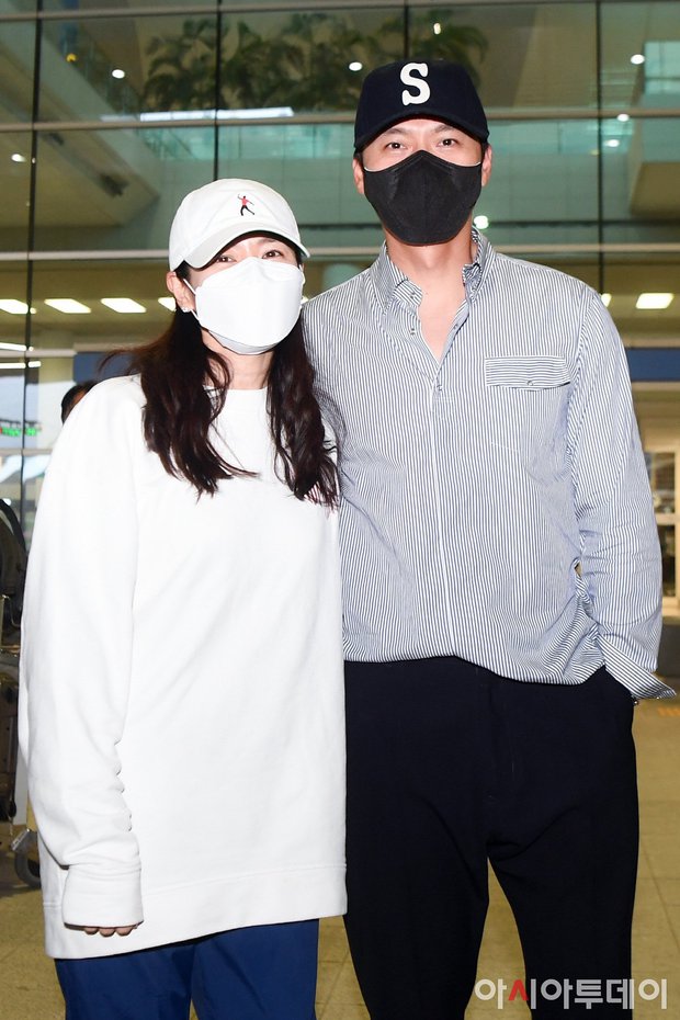 Bên ngoài đẹp trai bên trong nhiều tiền, Hyun Bin vẫn tự biến mình thành vệ sĩ bảo vệ vợ yêu Son Ye Jin giữa sân bay náo loạn - Ảnh 2.