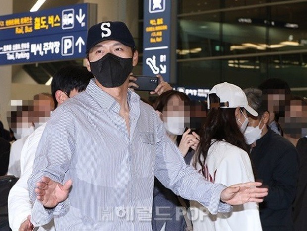 Bên ngoài đẹp trai bên trong nhiều tiền, Hyun Bin vẫn tự biến mình thành vệ sĩ bảo vệ vợ yêu Son Ye Jin giữa sân bay náo loạn - Ảnh 4.