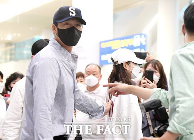 Bên ngoài đẹp trai bên trong nhiều tiền, Hyun Bin vẫn tự biến mình thành vệ sĩ bảo vệ vợ yêu Son Ye Jin giữa sân bay náo loạn - Ảnh 5.