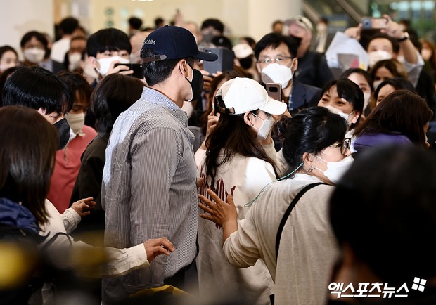 Bên ngoài đẹp trai bên trong nhiều tiền, Hyun Bin vẫn tự biến mình thành vệ sĩ bảo vệ vợ yêu Son Ye Jin giữa sân bay náo loạn - Ảnh 6.