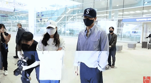 Bên ngoài đẹp trai bên trong nhiều tiền, Hyun Bin vẫn tự biến mình thành vệ sĩ bảo vệ vợ yêu Son Ye Jin giữa sân bay náo loạn - Ảnh 7.