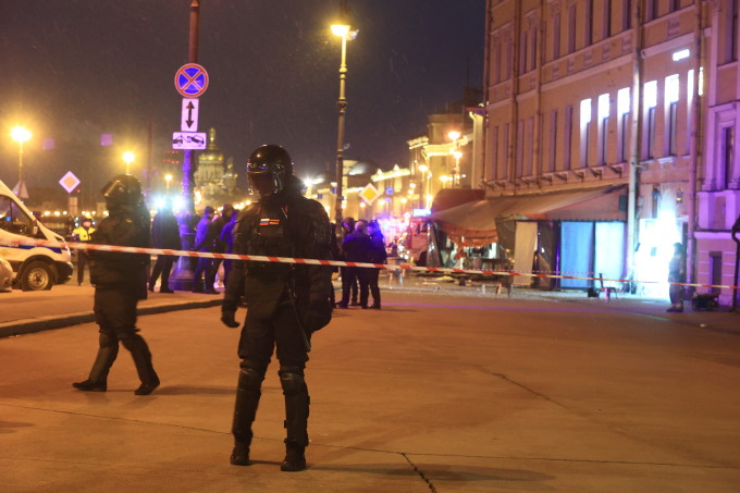 Lực lượng an ninh tại hiện trường vụ nổ quán cà phê ở Saint-Petersburg, Nga, hôm 2/4. Ảnh: AFP