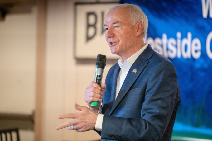 Cựu thống đốc Arkansas Asa Hutchinson tại Urbandale hồi tháng 11/2022. Ảnh: Reuters