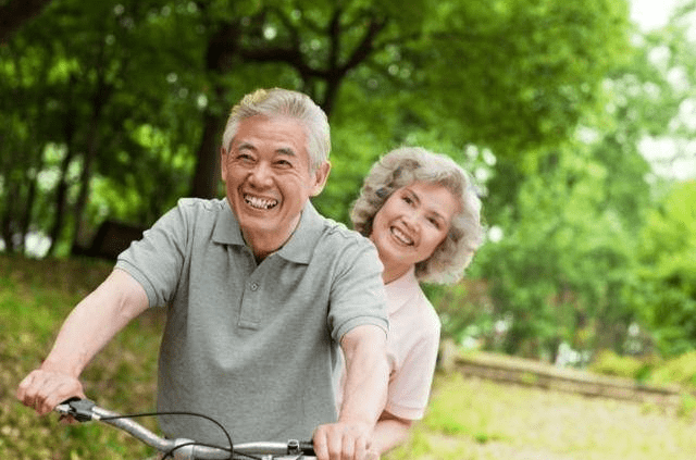 Trắc nghiệm tâm lý: Bạn thấy cặp vợ chồng già nào hạnh phúc nhất? - 2