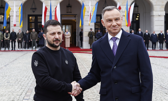 Tổng thống Ba Lan Andrzej Duda (phải) và Tổng thống Ukraine Zelensky tại Warsaw ngày 5/4. Ảnh: AFP