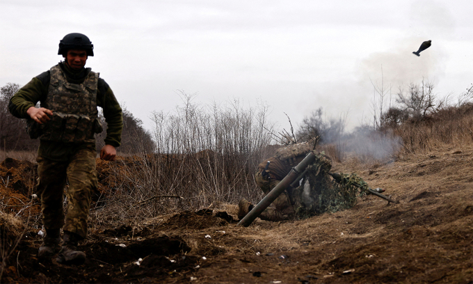 Binh sĩ Ukraine bắn súng cối trên chiến tuyến gần thành phố Bakhmut ngày 16/3. Ảnh: Reuters