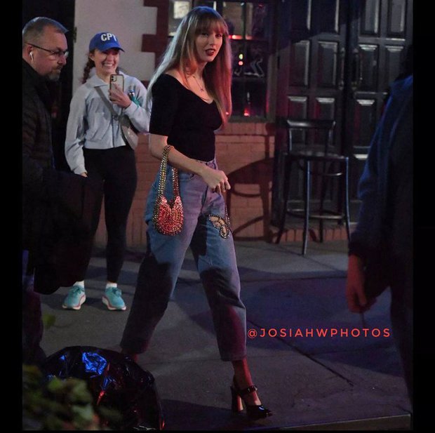Taylor Swift lộ diện sau tin tức chia tay: Đã quay xong MV, vẫn đeo vòng cổ bạn trai tặng - Ảnh 2.