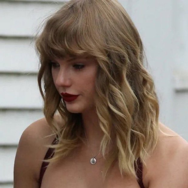 Taylor Swift lộ diện sau tin tức chia tay: Đã quay xong MV, vẫn đeo vòng cổ bạn trai tặng - Ảnh 5.