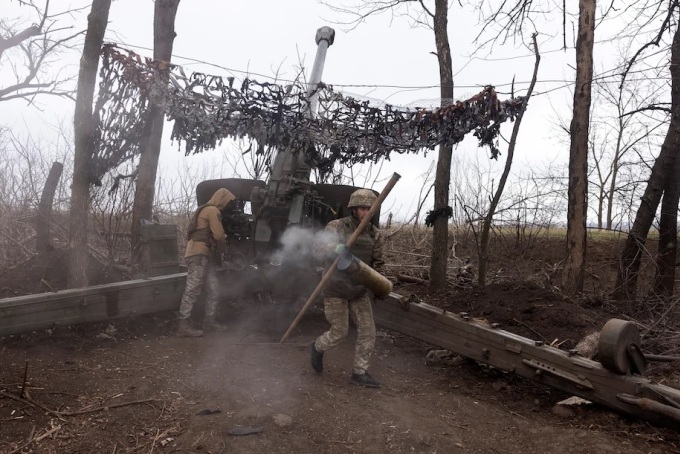 Lính Ukraine khai hỏa pháo vào vị trí của Nga ở vùng Donetsk, miền đông Ukraine. Ảnh: Washington Post