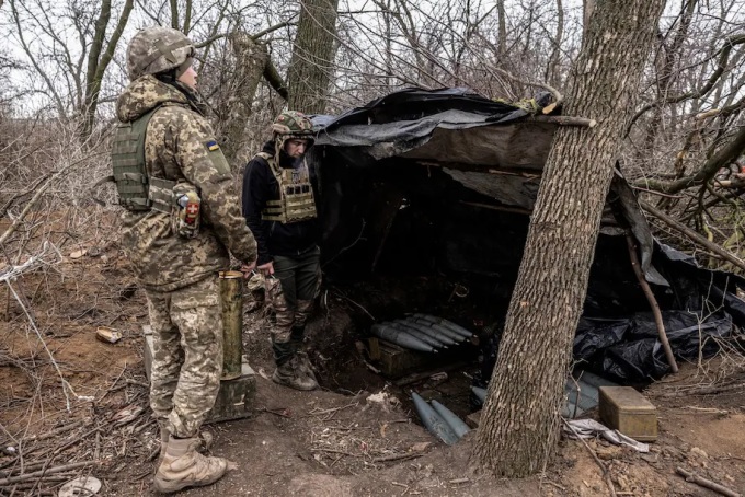 Kho đạn pháo cỡ nòng 152 mm của lực lượng Ukraine ở vùng Donetsk hôm 28/3. Ảnh: Washington Post