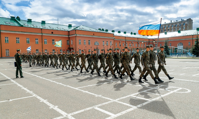 Tân binh thuộc trung đoàn 154 Preobrazhensky tập di chuyển theo đội hình tại thao trường ở Moskva hồi tháng 6/2021. Ảnh: BQP Nga.