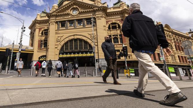 People in Melbourne felt only slightly depressed during lengthy lockdowns, a study indicates. (Daniel Pockett/AAP PHOTOS)