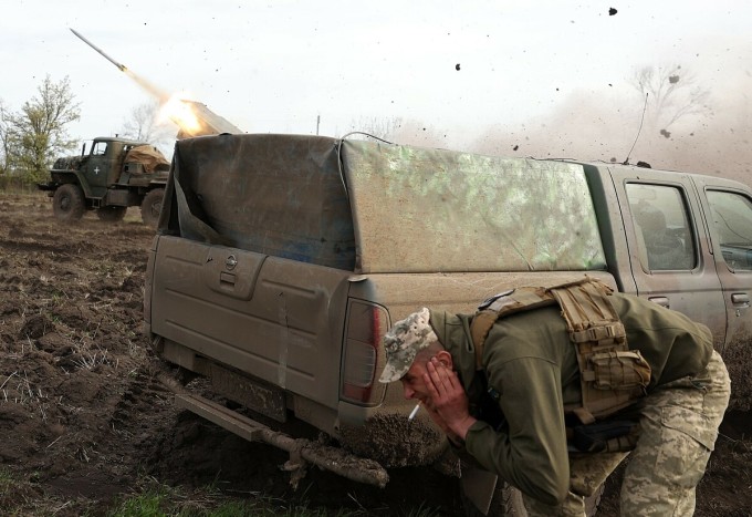 Pháo binh Ukraine khai hỏa từ bệ phóng rocket đa nòng BM-21 Grad trên tiền tuyến gần Bakhmut, tỉnh Donetsk ngày 18/4. Ảnh: AFP