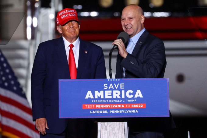 Cựu tổng thống Mỹ Donald Trump (trái) và ứng viên thống đốc đảng Cộng hoà Doug Mastriano tại cuộc vận động ở thành phố Latrobe, bang Pennsylvania tháng 11/2022. Ảnh: Reuters