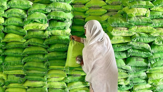 Người phụ nữ nhận túi bột mì tại trung tâm phân phối của chính phủ ở Islamabad. Ảnh: CNN