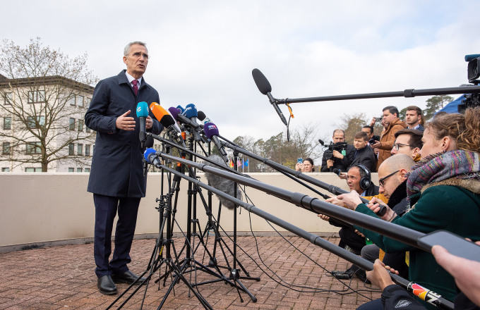 Tổng thư ký NATO Jens Stoltenberg phát biểu bên lề cuộc họp tại căn cứ không quân Ramstein, Đức, ngày 21/4. Ảnh: AFP