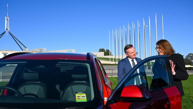 Energy Minister Chris Bowen announced a $40 million discount loan scheme for electric vehicles. (Lukas Coch/AAP PHOTOS)