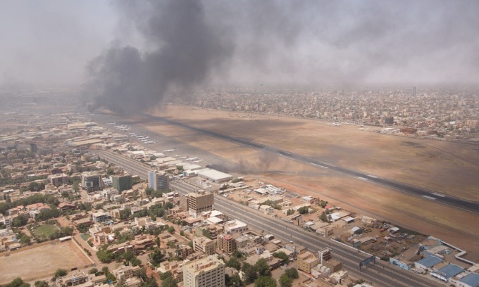 Khói đen bốc lên từ thủ đô Khartoum, Sudan, ngày 15/4, sau khi giao tranh giữa SAF và RSF nổ ra. Ảnh: Reuters